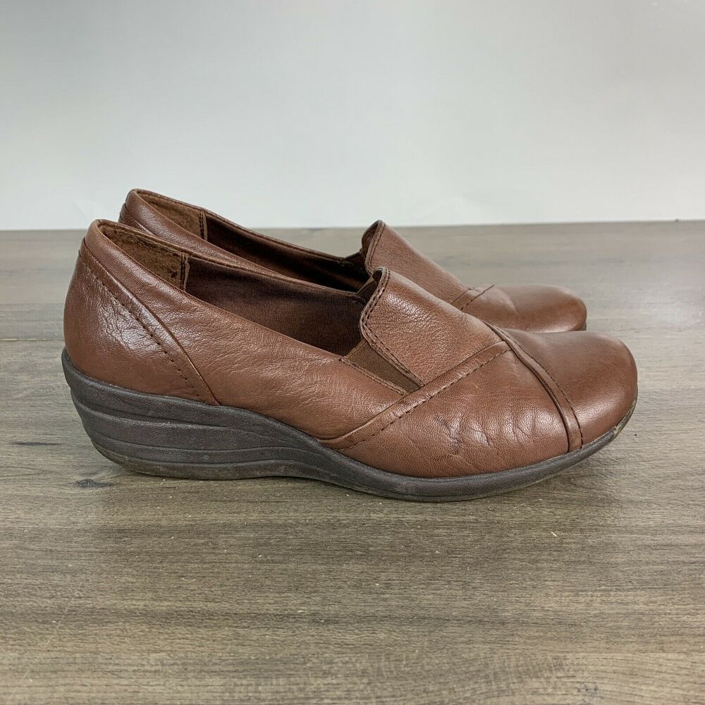 Bare Traps Womens Loafers Shoes Size 8.5 Brown Wedge Heels Slip On